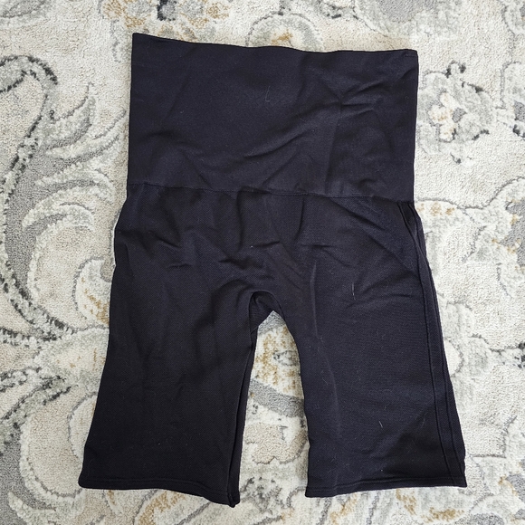 SPANX Pants - Spanx look at me now shorts